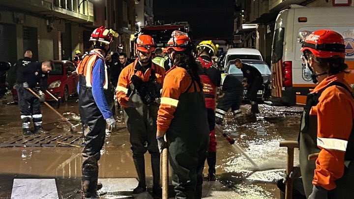 LopezMirasF's tweet photo. La #RegiónDeMurcia sigue prestando ayuda a la #ComunidadValenciana. 

En total, 136 efectivos están trabajando este viernes en Torrent, Picaña y Paiporta.

Desde el Gobierno @regiondemurcia seguiremos mandando todos los medios técnicos y humanos que sean precisos. https://t.co/XMmGNo0GyB