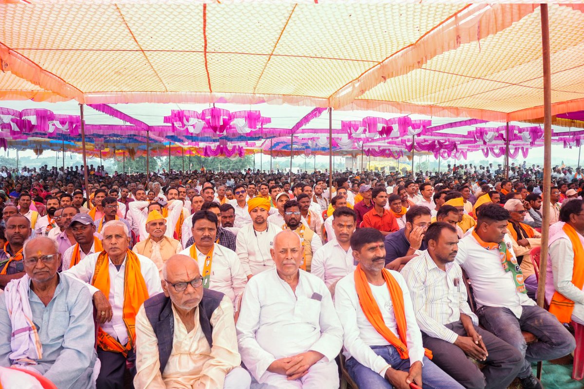 रोटी-बेटी-माटी की पुकार,
झारखण्ड में आ रही भाजपा सरकार...

आज झारखण्ड में लातेहार विधानसभा के नागड़ा, बालूमाथ में भाजपा प्रत्याशी श्री प्रकाश राम जी के समर्थन में आयोजित जनसभा को संबोधित कर भारतीय जनता पार्टी के पक्ष में अधिक से अधिक मतदान करने का निवेदन किया।

प्रदेश के नागरिक