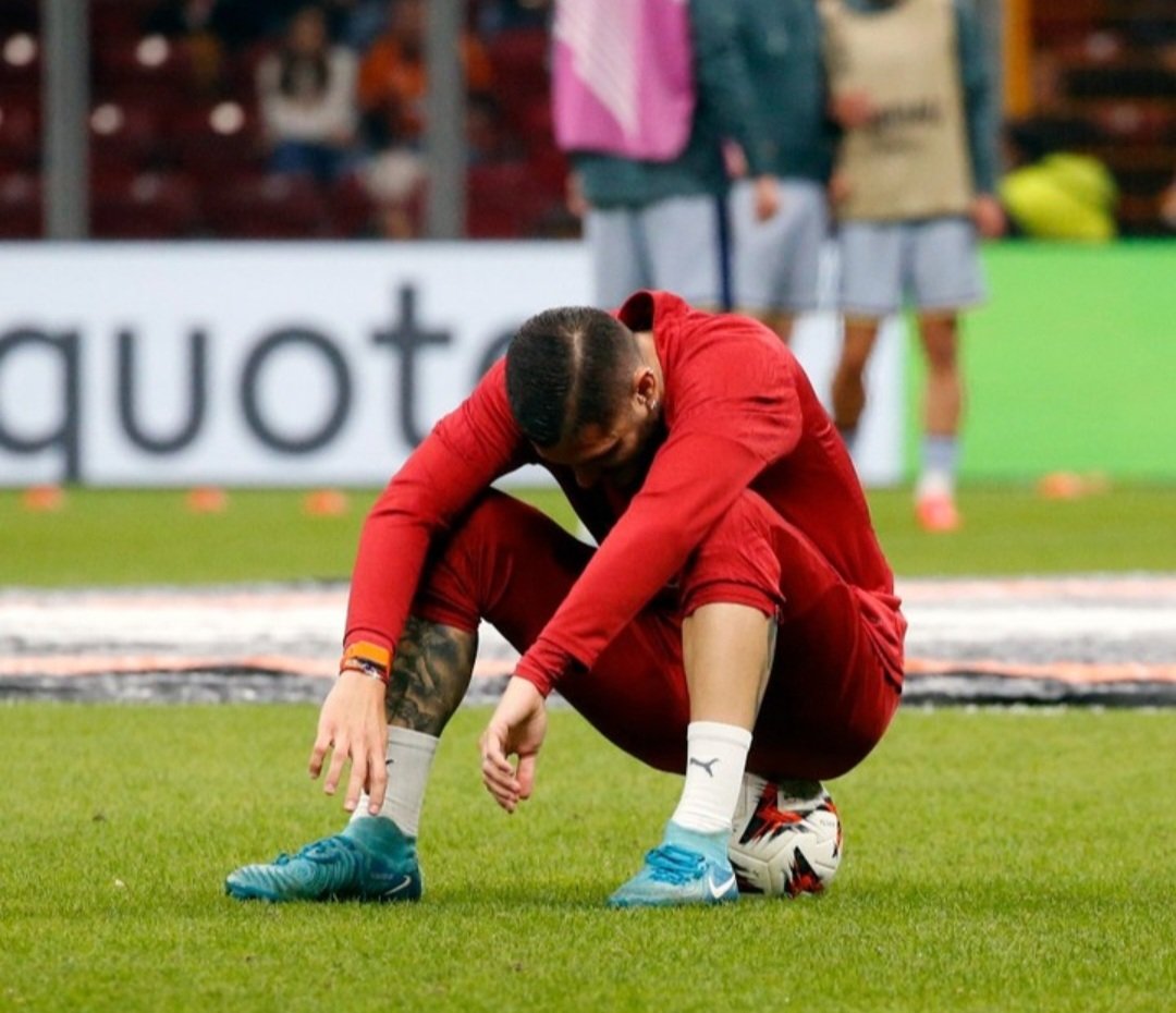 forzacimbom's tweet photo. Foto Muhabir Murat Akbaş: "Dün Icardi'nin maç öncesi böyle bir fotoğrafını çekmiştim. Aslında hep verdiği fotoğraftı ama gene de keyifsiz olduğu belliydi. Geçmiş olsun." https://t.co/hVyaDBMTcx