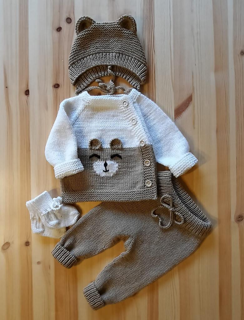 ReinholdeLaura's tweet image. Lieliska iespēja sagādāt dāvanu kādam mazulim - manas mammas adītais pilnais lācīškomplekts no 100% merino vilnas izmērā 0-3 mēneši par īpašu cenu - 65€ (parasti 78€). 
Dzīvē brūnā krāsa ir gaišāka, tuvāk otrajai bildei 🧶