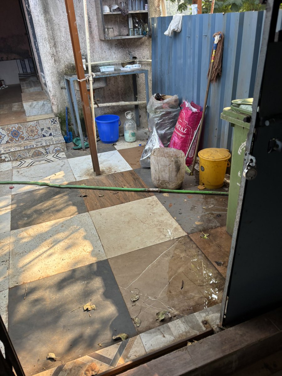 agarwalabhi22's tweet photo. @riteshagar Acc to your teams , this is how Super @oyorooms corridors should look like and yeah, the sweet sound of train passing through every second minute is music to ears. They would only issue refund if they would have booked but if customer books? Lalala. https://t.co/vrmWEZKdHL