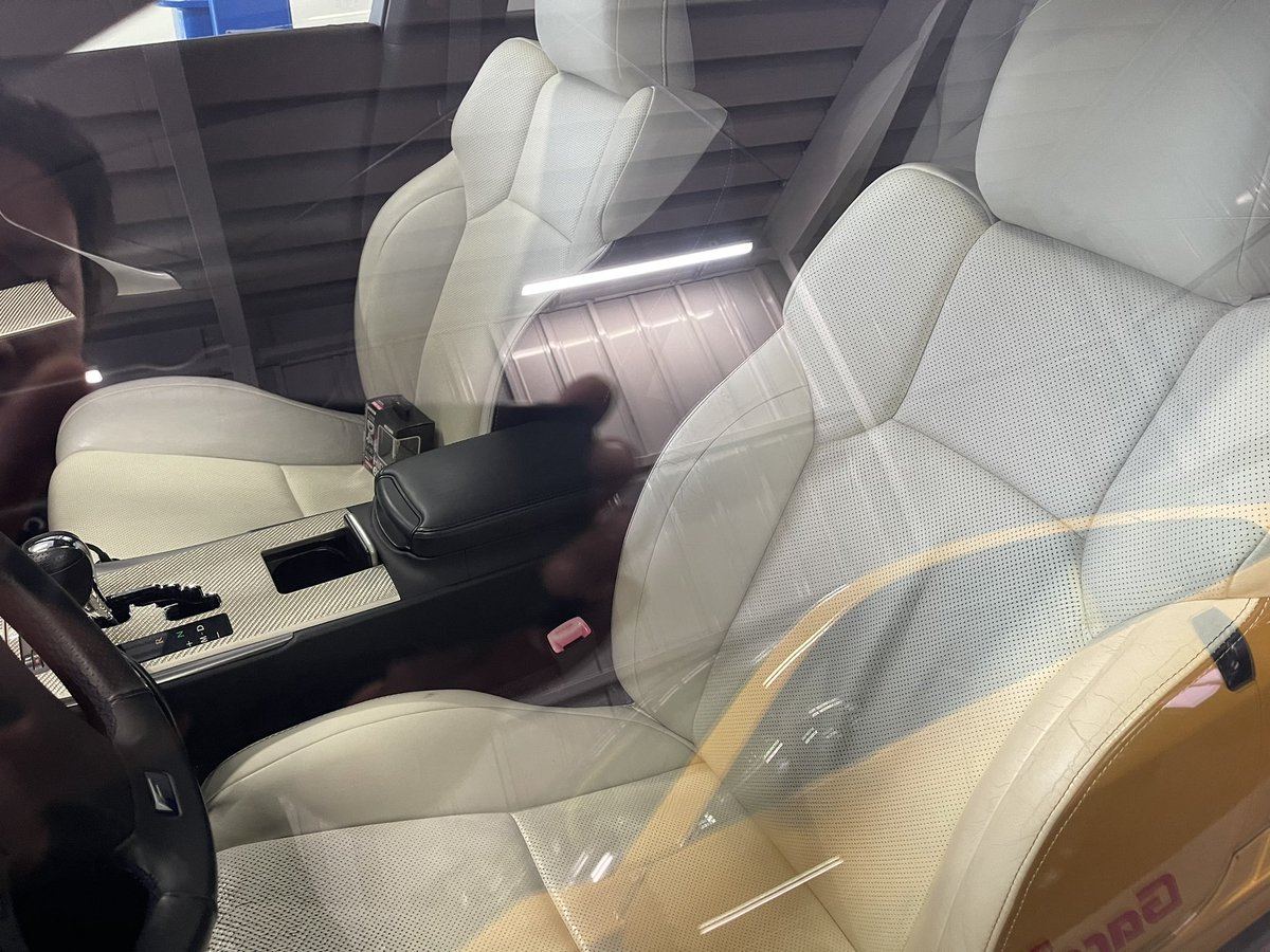 realterbase98's tweet photo. 緩募
欲しい人いる？🤔

IS-F 左ハンドル
サンルーフ　白レザー
BBS LM 19インチ　HKS車高調 https://t.co/QJnZpeSfoV