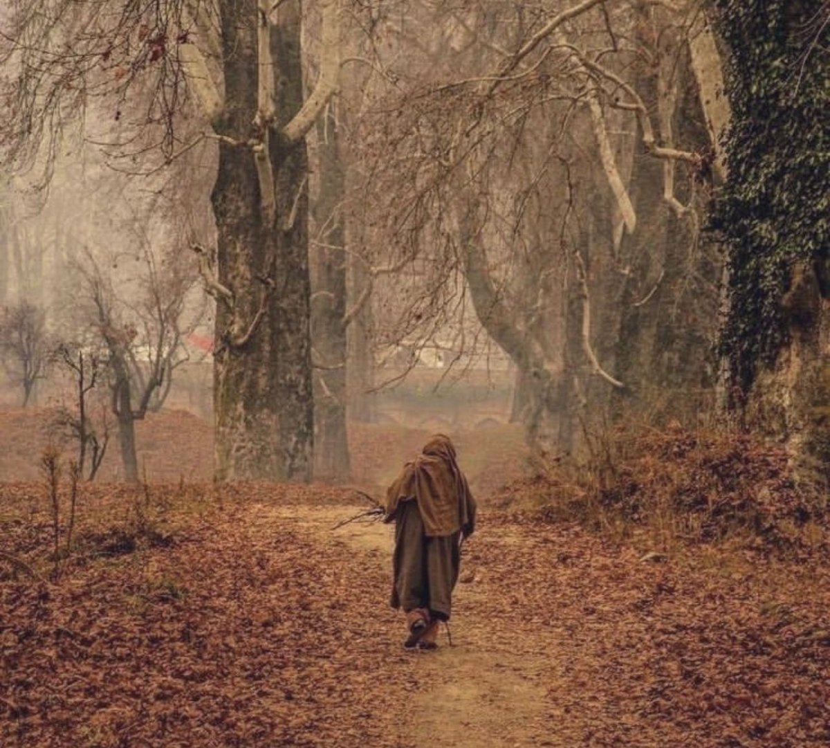 منزِل سب کی اللّٰہ ہے،
محبّت، غم، آزمائش، یہ تو سفر کا حصّہ ہے۔