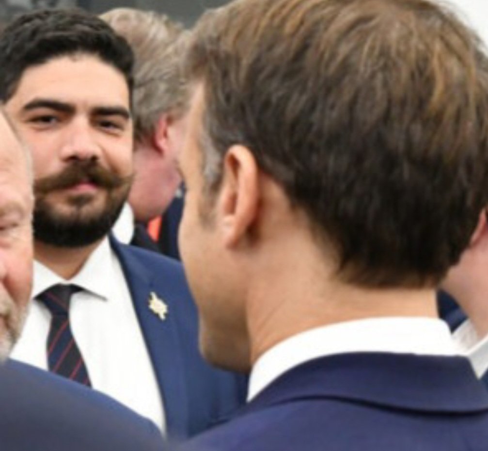 GrandserreSylv1's tweet image. Un ancien banquier d'affaires à l'Élysée qui choisit, comme ministre de la Fonction publique,  un ancien étudiant d'école de commerce devenu consultant d'une société de conseil. Qui aurait pu prédire que ça allait mal finir avec de tels saboteurs du service public ?