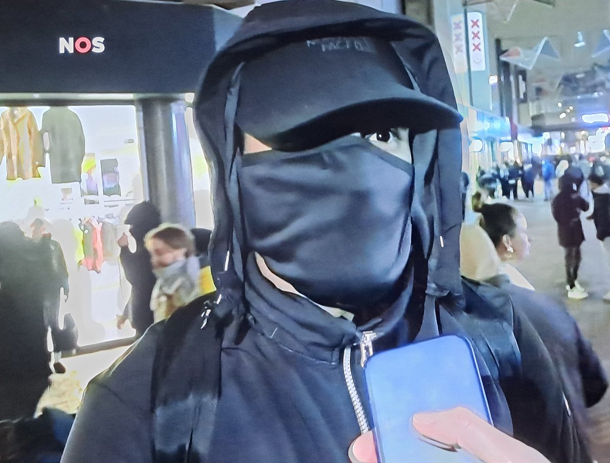 Ook de pers moet het niet-normale niet normaliseren. Gemaskerde mensen interviewen bijvoorbeeld: niet doen. 
@nos