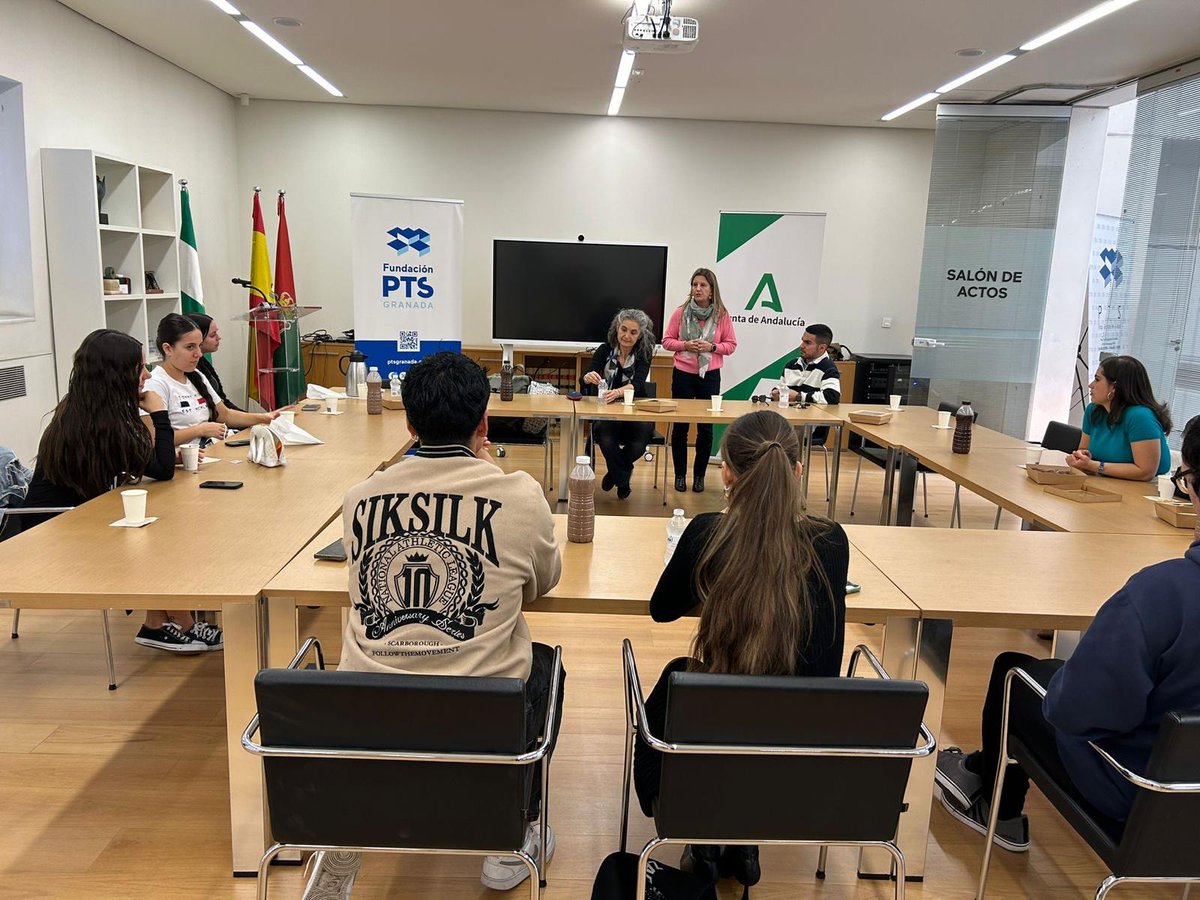 genyo_pts's tweet photo. ¡Seguimos con la #SemanadelaCiencia!

Ayer celebramos 3 mesas de #CaféconCiencia en colaboración con @FundacionPTS  y @FDescubre. 
 
Los alumnos del CEP Abenamar estuvieron con las investigadoras de GENYO Verónica Ramos, Inmaculada Ramírez y Verónica Ayllón. https://t.co/Cmrore1hB4