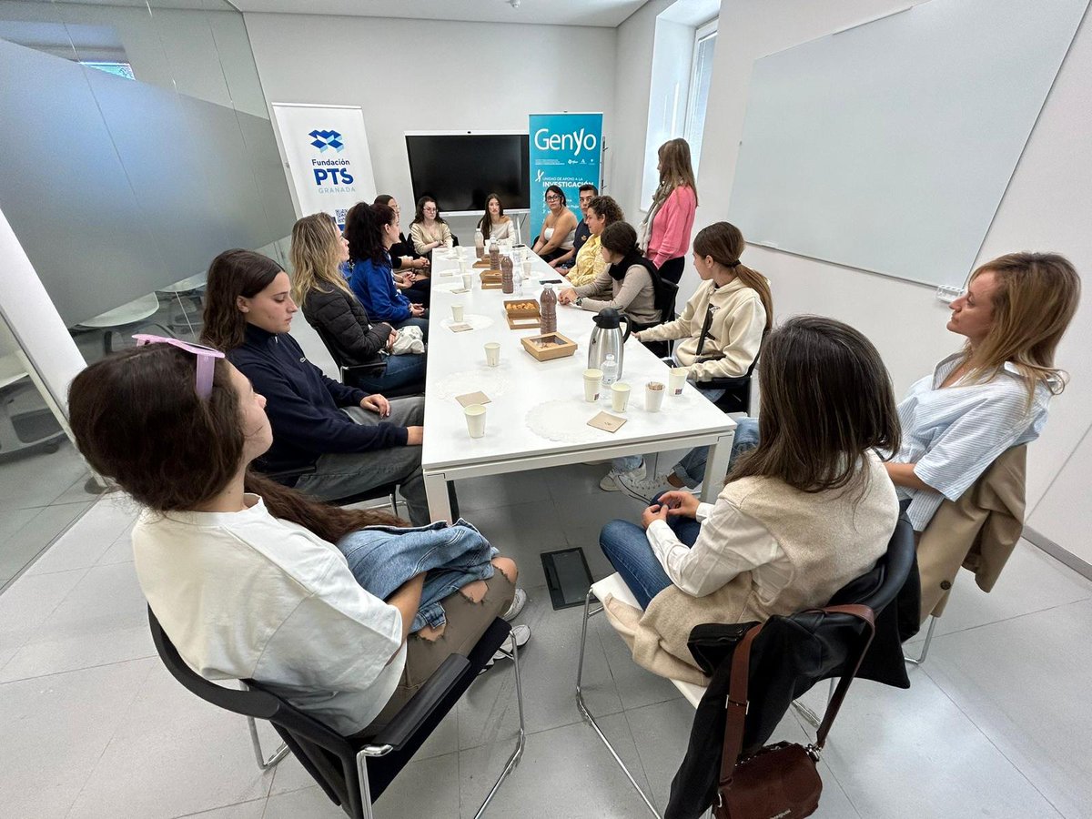¡Seguimos con la #SemanadelaCiencia!

Ayer celebramos 3 mesas de #CaféconCiencia en colaboración con <a href="/FundacionPTS/">Fundación PTS (Parque Tecnológico de la Salud)</a>  y <a href="/FDescubre/">Fundación Descubre</a>. 
 
Los alumnos del CEP Abenamar estuvieron con las investigadoras de GENYO Verónica Ramos, Inmaculada Ramírez y Verónica Ayllón.