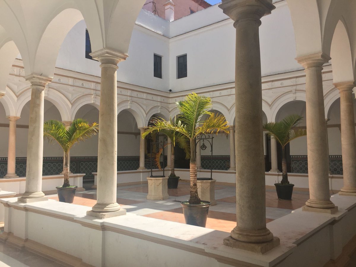 Preciosa esta imagen que os mostramos hoy del claustro de la Iglesia del Carmen, la iglesia más antigua de San Fernando. Comenzó siendo un convento allá por 1733 cuando se inauguró, y el claustro era su lugar de reflexión y a partir de la cual se disponían todas las dependencias.