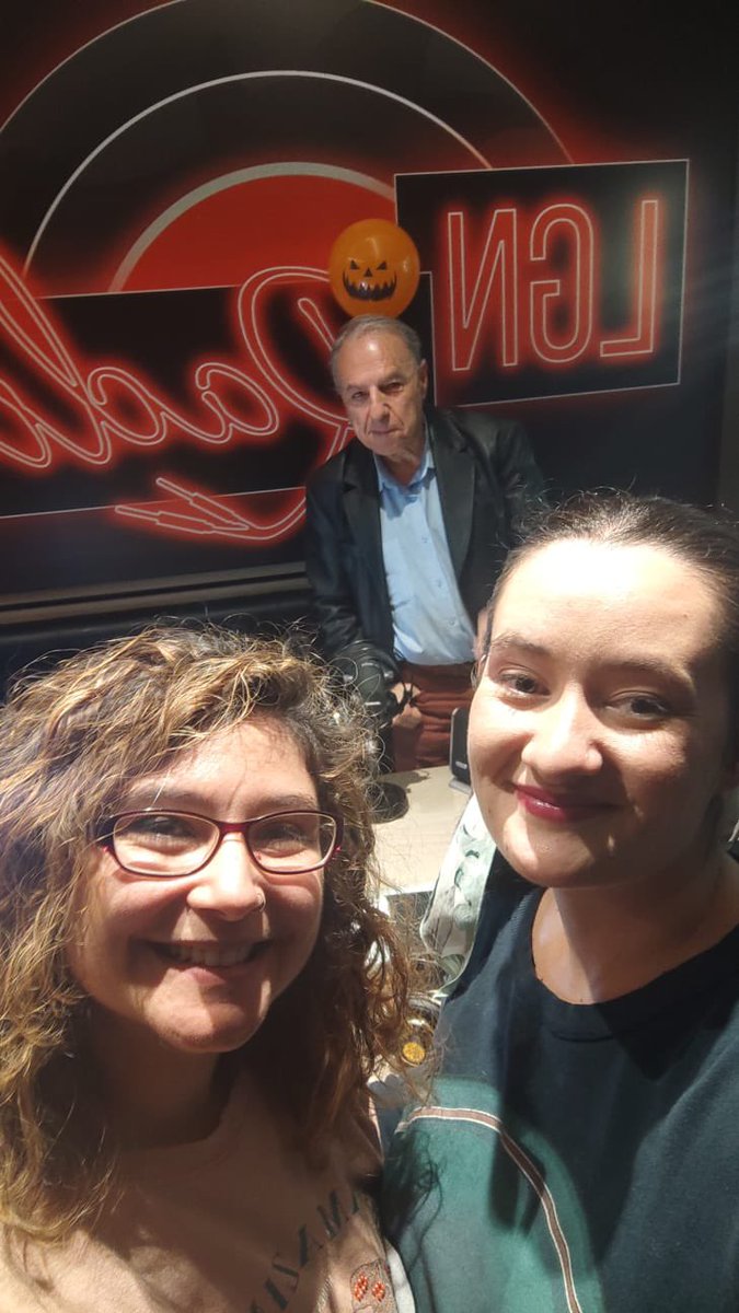 El jueves 31 <a href="/martagpautora/">Marta González Peláez</a> me invitó «De Fábulas» que presenta ella en la radio de Leganés.

Os la dejo por aquí por si queréis escucharla.

youtu.be/fi2X1LHox8A?si…

Gracias de nuevo Marta, eres una persona maravillosa. 😘😘😘