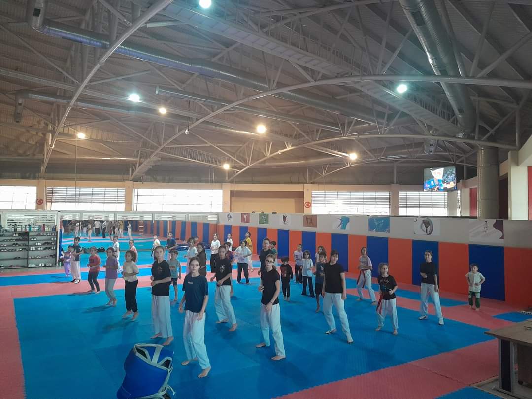 cnrcrlk45's tweet photo. GSB Kış Spor Okulları Antremanlarımız devam ediyor.
2. dönem kayıtlarımız Şehit Turgut Solak Spor salonunda başlamış olup.Tüm kurslarımız ücretsizdir.
KARESİ📌 https://t.co/9mM5H0FDnO