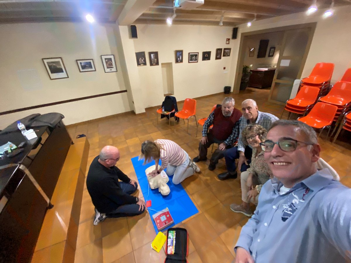simulacioURV's tweet photo. Els CFIS segueix formant als ciutadans i ciutadanes de Riudoms, amb l'objectiu d'assolir ser municipi cardioprotegit.

@universitatURV  @fundacioURV  @Dipta_cat  @URVmedicina  @ajriudoms https://t.co/jAltSwJ5Yb