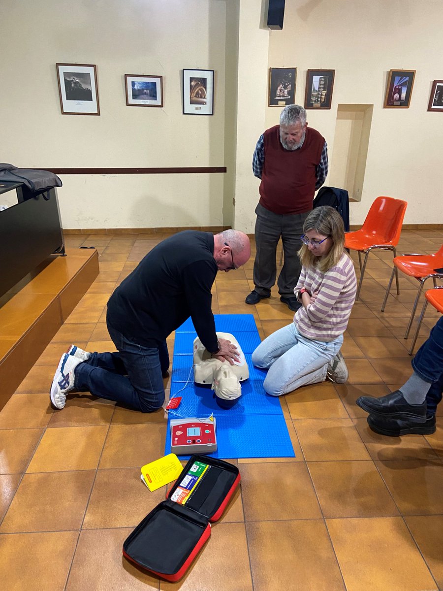 simulacioURV's tweet photo. Els CFIS segueix formant als ciutadans i ciutadanes de Riudoms, amb l'objectiu d'assolir ser municipi cardioprotegit.

@universitatURV  @fundacioURV  @Dipta_cat  @URVmedicina  @ajriudoms https://t.co/jAltSwJ5Yb