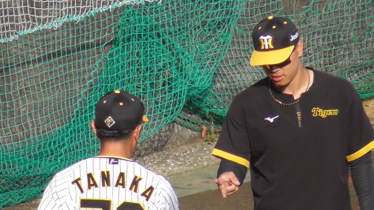 pro_baseballch's tweet photo. 【送球解禁】佐藤輝明、二日連続の特守で一塁への送球練習も！ノック後ジャンケン対決に負けてスクワット40回の罰ゲーム【阪神秋季キャンプ】 https://t.co/k2fPV3fXAS @YouTubeより

#佐藤輝明 
#サトテル
#戸井零士 
#阪神タイガース
#tigers
#hanshin https://t.co/n6qvMKgFy6
