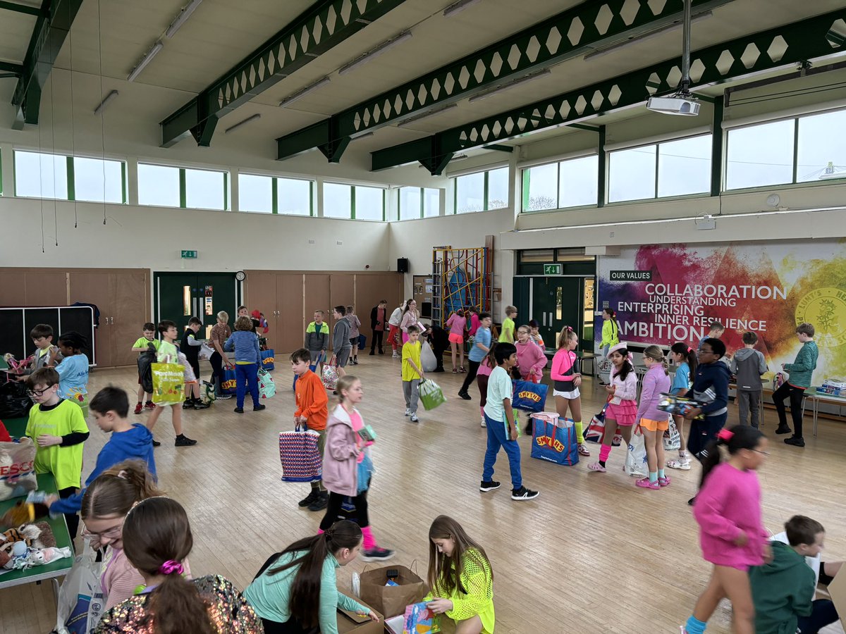 The Year 6 elves are working hard this morning <a href="/LuntsHeathSch/">Lunt'sHeathSch</a> 🎄 #toyswap