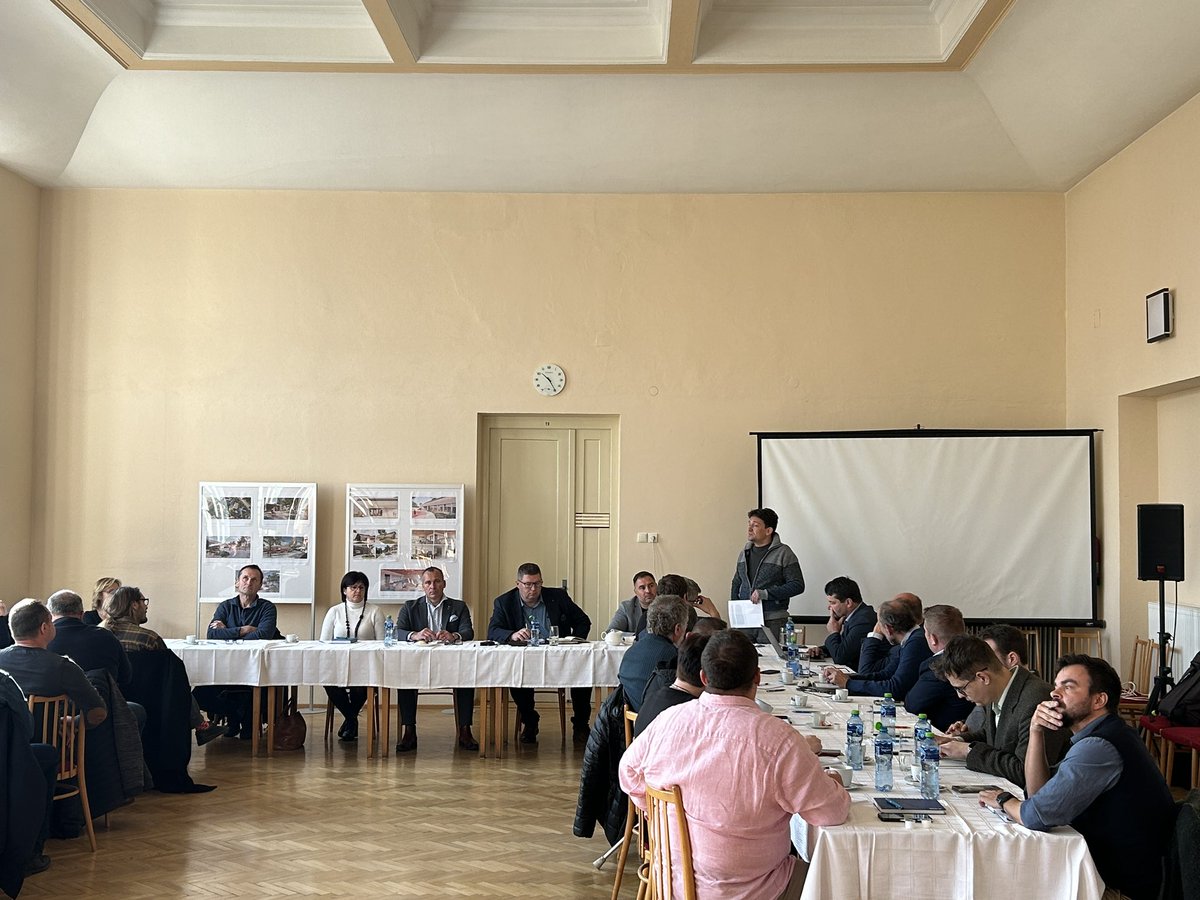 “Krajina Znojemska je můj život, nenechám ji industrializovat.” Projevem místostarosty Znojma Jiřího Kacetla začala ostrá diskuze o projektech větrných elektráren. Asi dvacítka starostů si slibuje od projektů příliv peněz do rozpočtů, Znojmo chce ale krajinný ráz bránit i soudně.