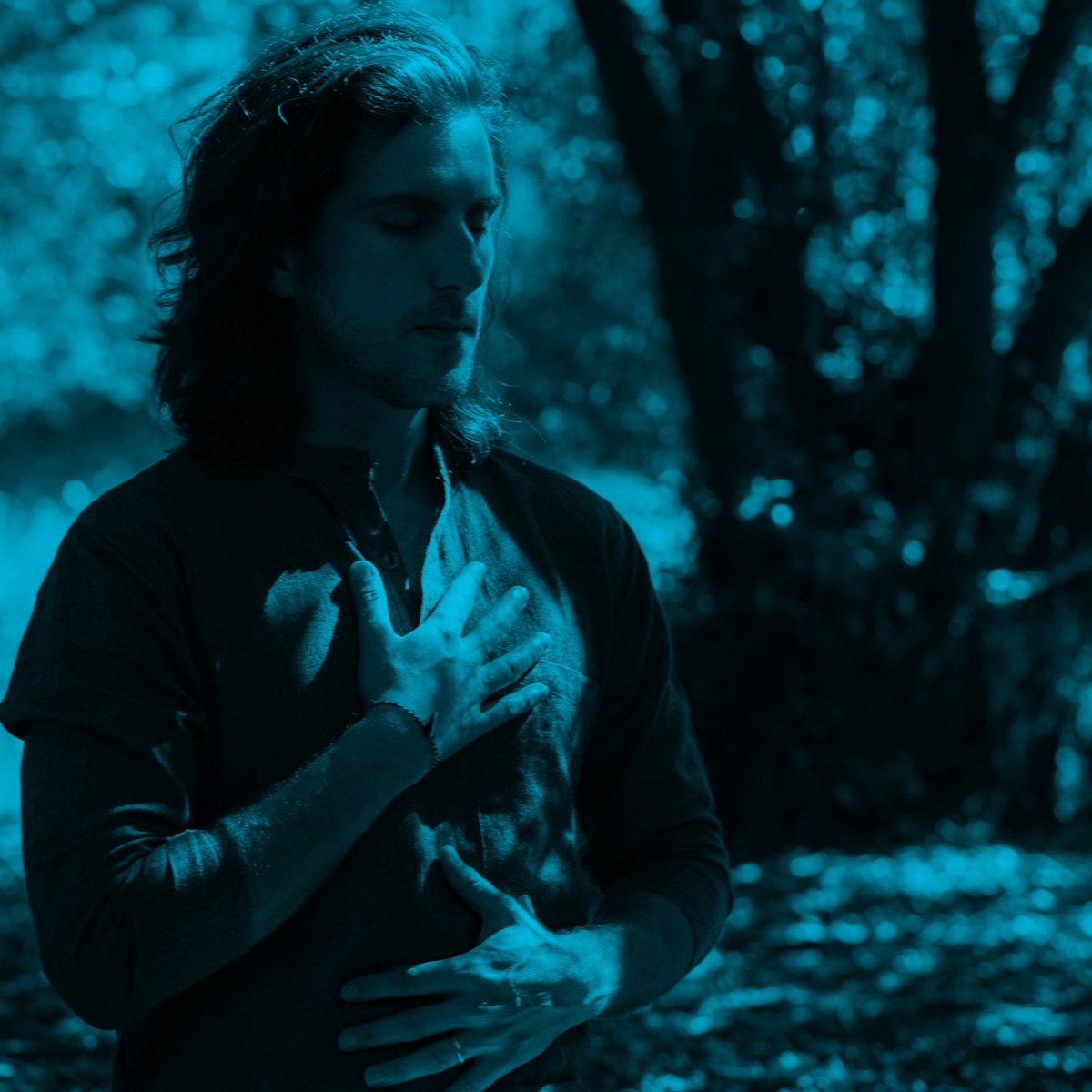 “You can’t stop the mind, but you can decide where it goes.”

Imagine if someone shut down the internet right now. 

The world would break apart, chaos would follow… right?

But here’s the thing: every time you go for a walk in nature without a device, it feels like you’ve