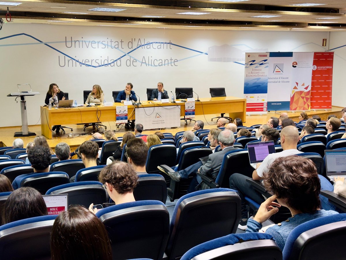 ALDE (@aldeconomia) on Twitter photo Esta pasando! Mesa redonda sobre desafios institucionales en las XXXIX Jornadas sobre Economía Española en la <a href="/UA_Universidad/">Universidad de Alicante UA</a>, con Lucía Rodríguez, del <a href="/BancoDeEspana/">Banco de España</a>, Francisco Rodríguez, de <a href="/FUNCASES/">Funcas</a>, y <a href="/raulramosl/">Raul Ramos Lobo</a> de la <a href="/UniBarcelona/">Universitat de Barcelona</a>, moderados por Begoña Fuster. Esta pasando! Mesa redonda sobre desafios institucionales en las XXXIX Jornadas sobre Economía Española en la <a href="/UA_Universidad/">Universidad de Alicante UA</a>, con Lucía Rodríguez, del <a href="/BancoDeEspana/">Banco de España</a>, Francisco Rodríguez, de <a href="/FUNCASES/">Funcas</a>, y <a href="/raulramosl/">Raul Ramos Lobo</a> de la <a href="/UniBarcelona/">Universitat de Barcelona</a>, moderados por Begoña Fuster.