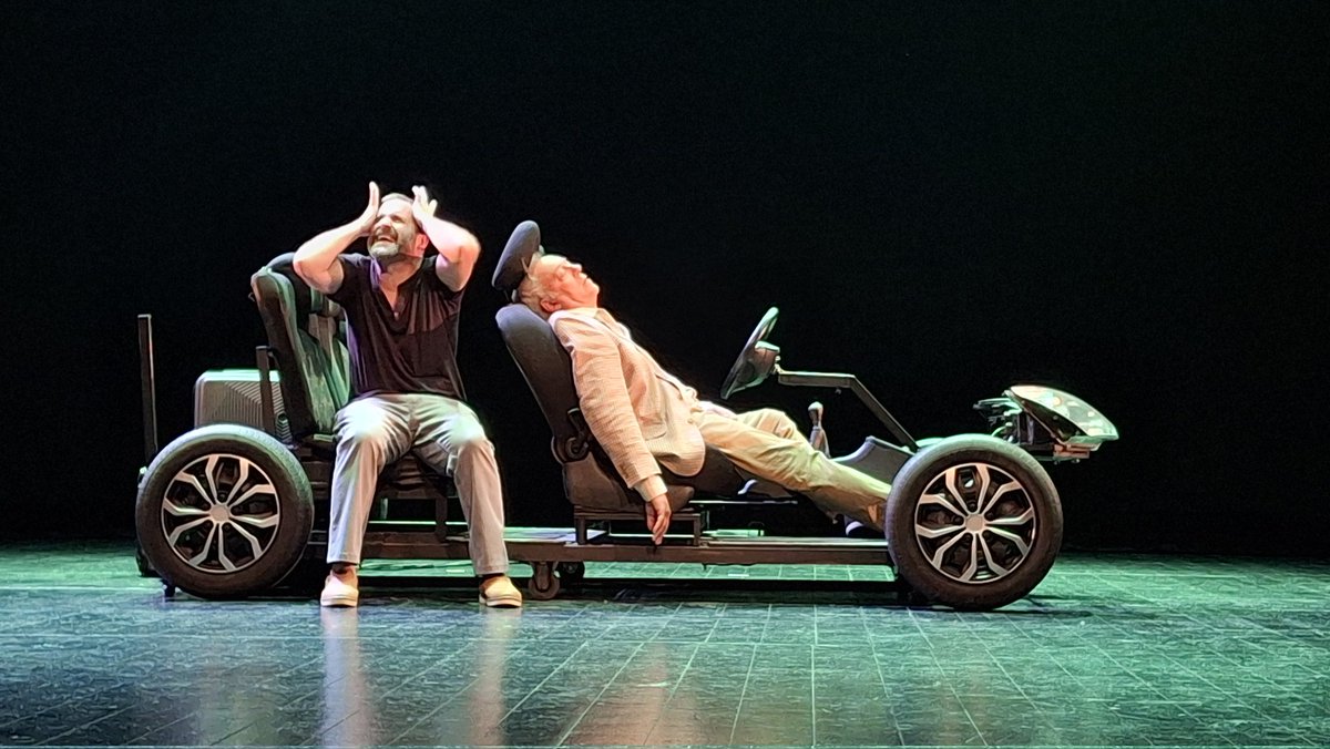 teatreeSseLa's tweet photo. EL DARRER VIATGE
8 novembre, 20 h
Teatre @latlantidavic
amb @jordiarques I @pepsimsan 
Direcció @PepTines
Un home viatja en cotxe durant tres setmanes amb el seu marit mort al seient del costat, 
Una història d’amor apassionat.
#Teatre #Vic #Osona https://t.co/nbkuLRAjEt