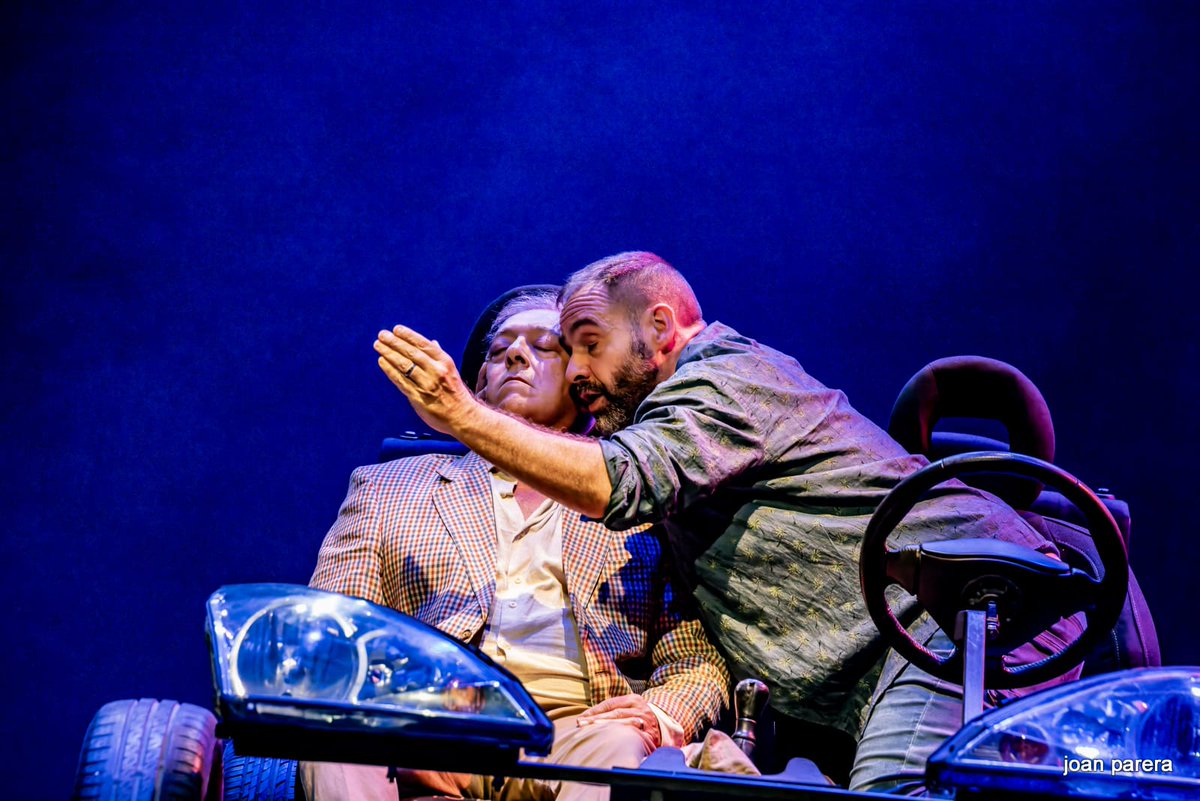 EL DARRER VIATGE
8 novembre, 20 h
Teatre <a href="/latlantidavic/">L'Atlàntida Vic</a>
amb <a href="/jordiarques/">Jordi Arqués Vilalta</a> I <a href="/pepsimsan/">Pep Simon Sànchez</a> 
Direcció <a href="/PepTines/">pt</a>
Un home viatja en cotxe durant tres setmanes amb el seu marit mort al seient del costat, 
Una història d’amor apassionat.
#Teatre #Vic #Osona