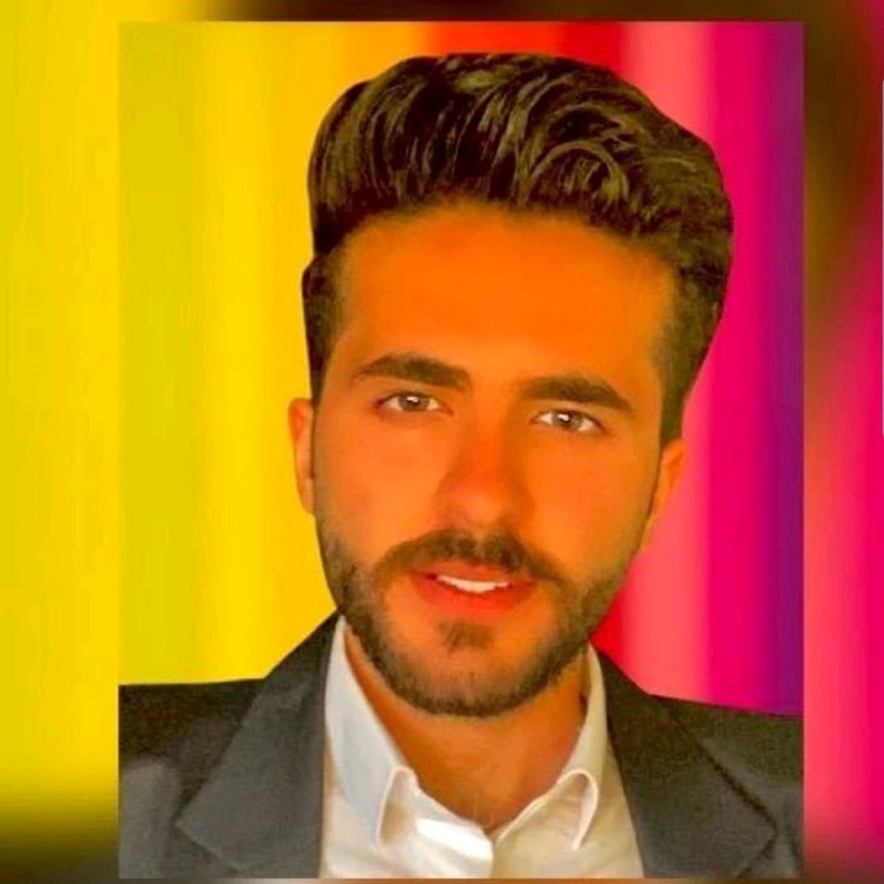 Eyaaaad's tweet photo. "أيمن العلي" الملقب بـ ملك جمال الأردن ينشر صورة حديثة له وبجانبه أمه بعد إصابته بالسرطان وقد ظهر بشكل مختلف كلياً بسبب المرض الخبيث.

وطلب من متابعيه الدعاء بعد نشر الصورة حيث أصبح جسده هزيلاً مع تورم كبير في قدميه.

الله يشفيه شفاءً لا يغادر سقماً، دعواتكم له. https://t.co/eZ9XEDF0Eo