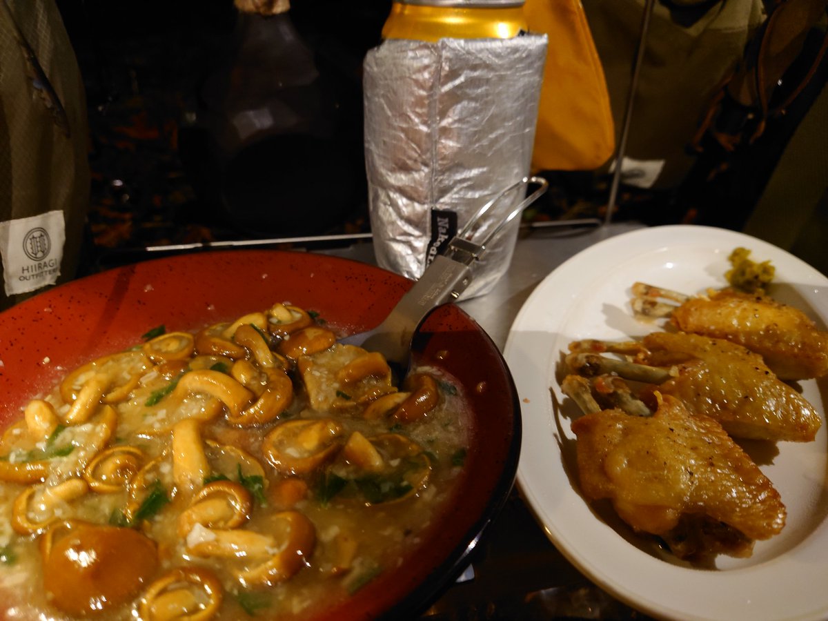 31XdIn3jgR4AG4P's tweet image. 焚き火でトンテキ！

公園内のレストラン『menou』さんでテイクアウト購入した天然なめこのソテーと特製唐揚げも激ウマです🤗

#menou