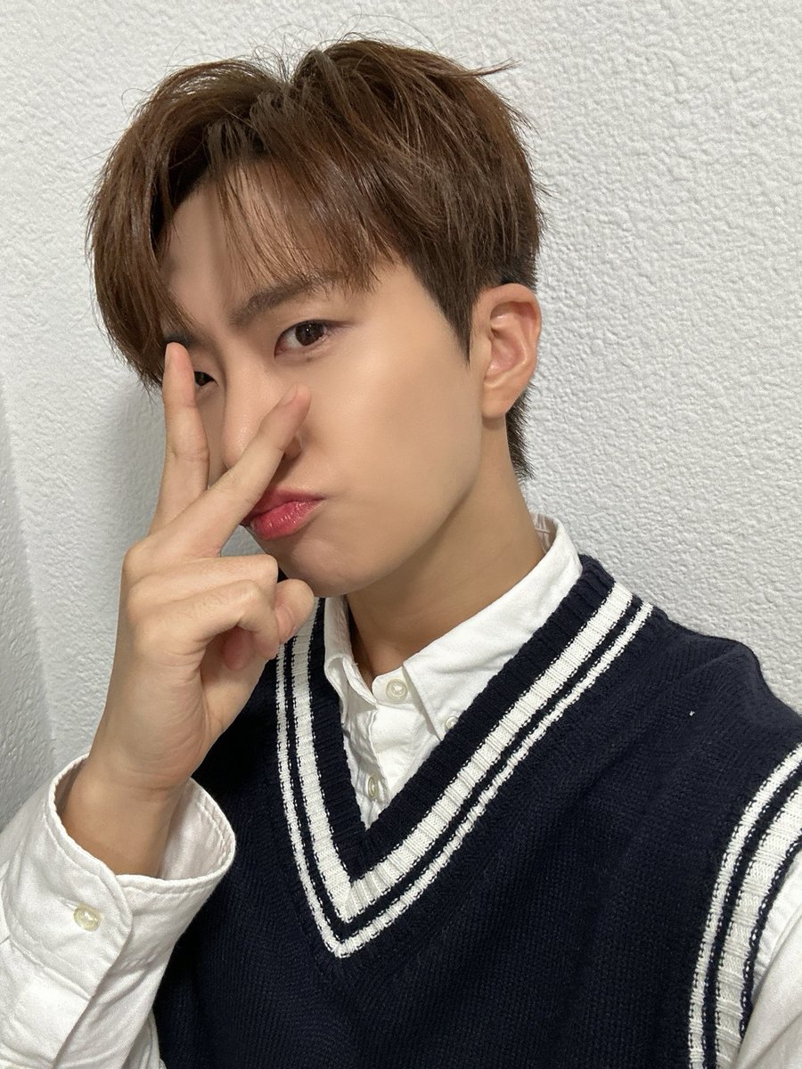 YOUNGJAExArs's tweet photo. 잠시후 친친 가든스튜디오에서 만나요💚
옷 따뜻하게 입고 오기!!🤙

#영재 #YOUNGJAE
#GOT7영재의친한친구 #친한친구 #친친 https://t.co/dL6i8h9dql