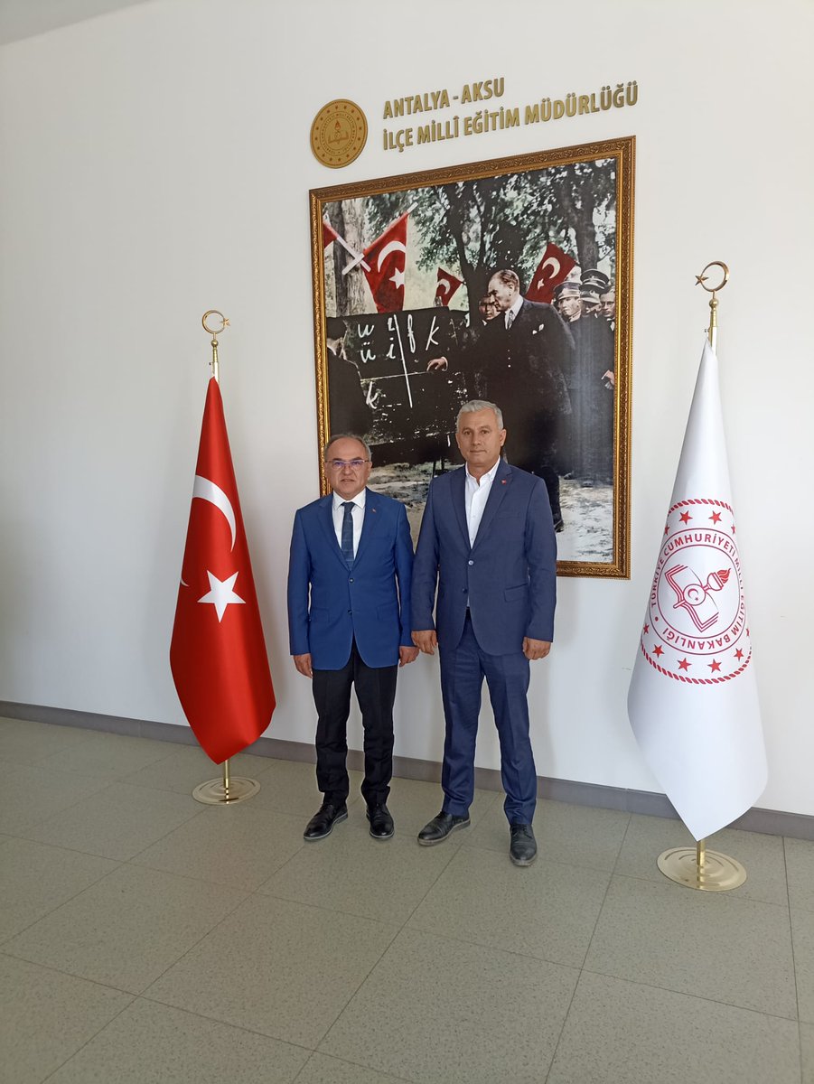 Aksu_AkParti's tweet photo. İlçe Başkanımız Sinan Temirtaş ve Yönetim kurulu üyelerimiz İlçemize yeni atanan Milli Eğitim Müdürü Cahit Öztürk'e hayırlı olsun ziyaretinde bulundu. https://t.co/ndrcLvWmfc