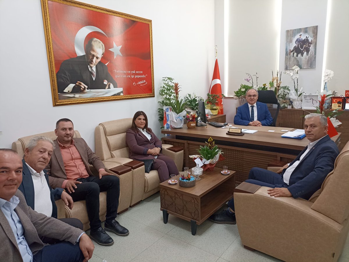 Aksu_AkParti's tweet photo. İlçe Başkanımız Sinan Temirtaş ve Yönetim kurulu üyelerimiz İlçemize yeni atanan Milli Eğitim Müdürü Cahit Öztürk'e hayırlı olsun ziyaretinde bulundu. https://t.co/ndrcLvWmfc