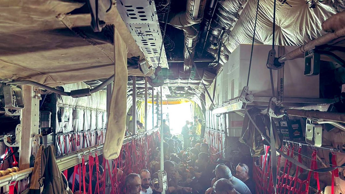 Sieben (!) Israelis werden in #Amsterdam noch immer  vermisst, Israel lässt seine Bürger in Militärflugzeugen ausfliegen. Wie wär’s, kaputte <a href="/tagesschau/">tagesschau</a>, wenn ihr endlich mal berichtet, was wirklich los ist?