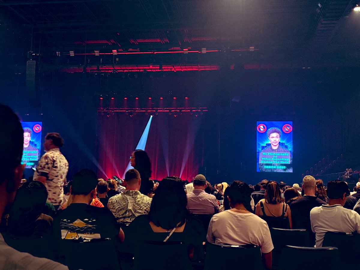 ozuijyu's tweet image. 今夜は久しぶりのスタンダップコメディ。 Trevor Noah in Brisbane