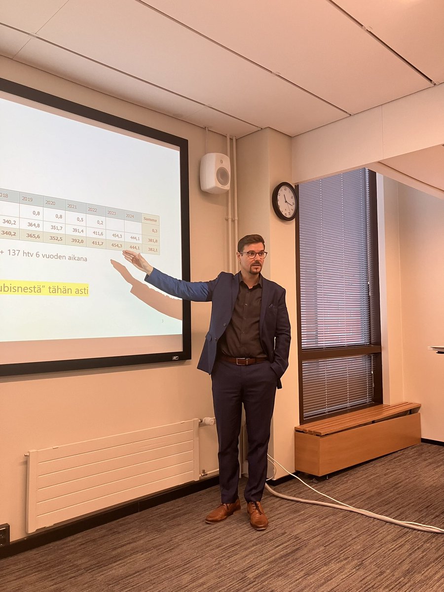 KukkaAnna's tweet image. #Kunta-alan kehittämisjaoksessa @oulunkaupunki #HR-johtaja @TTHalonen alustaa alueellisen väestönkehityksen vaikutuksista kuntapalveluihin ja ammattiryhmäkohtaiseen henkilöstötarpeen ennakointiin. #demografinenmuutos #työnmuros  #tiedollajohtaminen