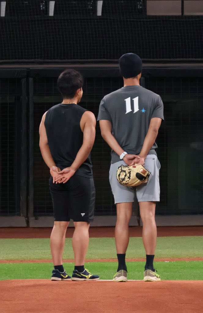 ybaseball6's tweet photo. ダルビッシュさんにお会いできました😭
@faridyu 
興奮しすぎてニヤニヤが止まりませんでした。小学生時代の自分に自慢したいです。
大好きです！一生応援します📣 https://t.co/kSaQkiqy0O