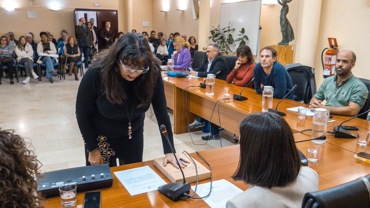🌹 𝗔𝗹𝗶𝗰𝗶𝗮 𝗚𝗮𝗹𝗹𝗲𝗴𝗼, 𝗻𝘂𝗲𝘃𝗮 𝗮𝗹𝗰𝗮𝗹𝗱𝗲𝘀𝗮 𝗱𝗲 𝗠𝗮𝗻𝘇𝗮𝗻𝗮𝗿𝗲𝘀 𝗘𝗹 𝗥𝗲𝗮𝗹.
 🤝 En el pleno extraordinario de ayer nuestra compañera Alicia Gallego fue investida como nueva alcaldesa de nuestro municipio.