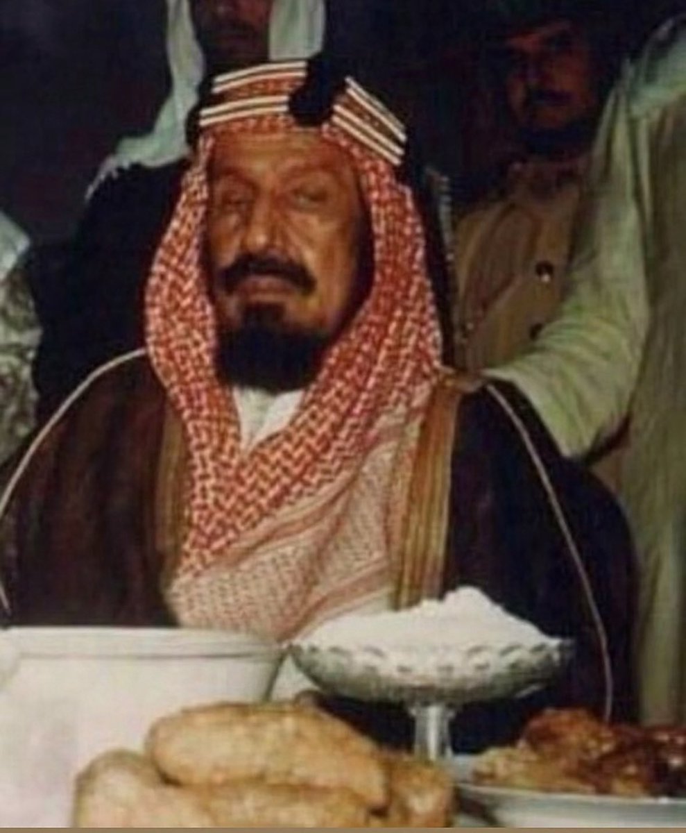 من أندر الصور للمؤسس الملك عبدالعزيز، طيب الله ثراه.

تجسد لحظة من حياته اليومية ببساطة وعفوية، الملك الذي وحّد المملكة ووضع أسس نهضتها، يبقى رمزًا للإرادة والقوة. 🇸🇦