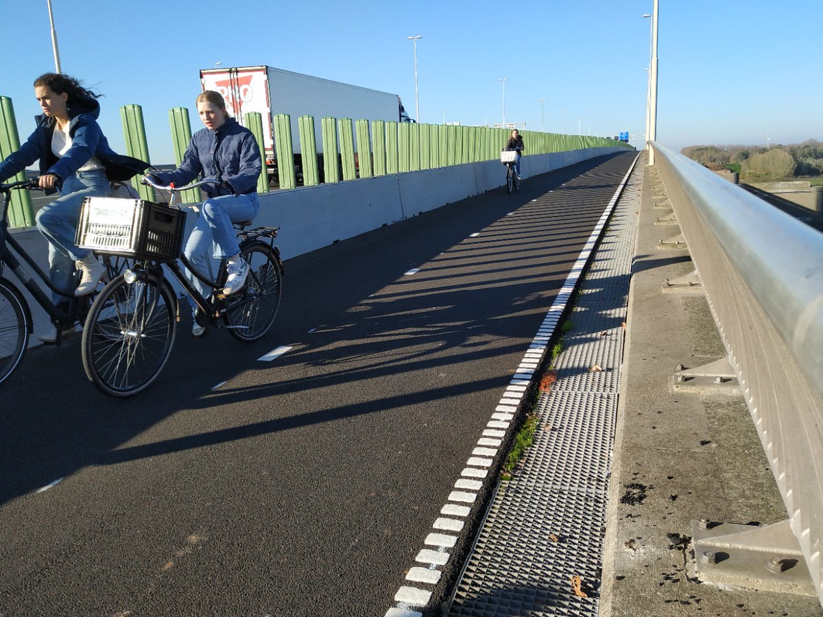 De verbreding van het #F2 fietspad op de Jan Blankenbrug is klaar. Op de barriers zijn 'jaloezieën' gezet tegen verblinding en om zuiging door het vrachtverkeer en de wind te verminderen. Een witte ribbelstrook als kantmarkering maakt het helemaal af! 🚴❤️<a href="/RWS_MN/">Rijkswaterstaat Midden-Nederland</a> en <a href="/ProvUtrecht/">Provincie Utrecht</a>