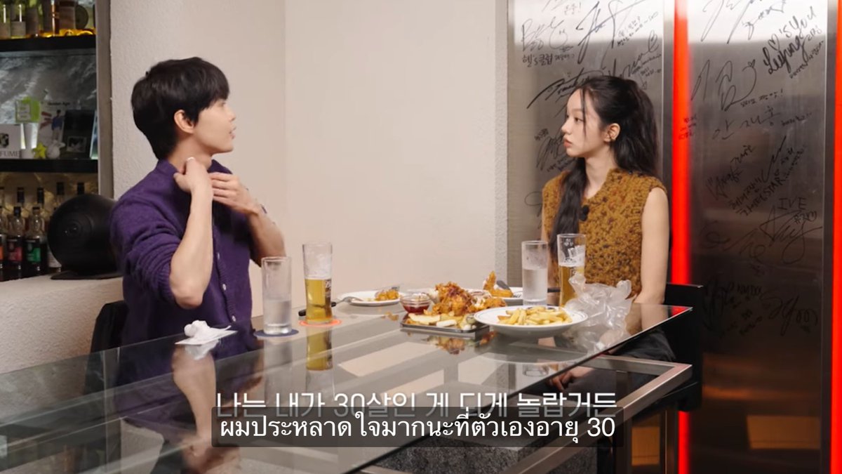 ssiebzehn's tweet image. นดยไม่เคยคิดว่าตัวเองน่ารัก แต่วันนึงถ่ายเซลฟี่ส่งในเอ้ดเอมไปเอาไปทำการ์ดละนางรู้สึกว่านางน่ารักเกินกว่าจะเป็นคนอายุ 30 ถามพี่จอนว่า ผมดูไม่เหมือนคนอายุ 30 เลยใช่ไหมง่ะ ดูเด็กเกินไปไหม 5555555555 พี่ฮเยริบอกแกเหมือนคนอายุ 22 ด้วยซ้ำ 555555555555555