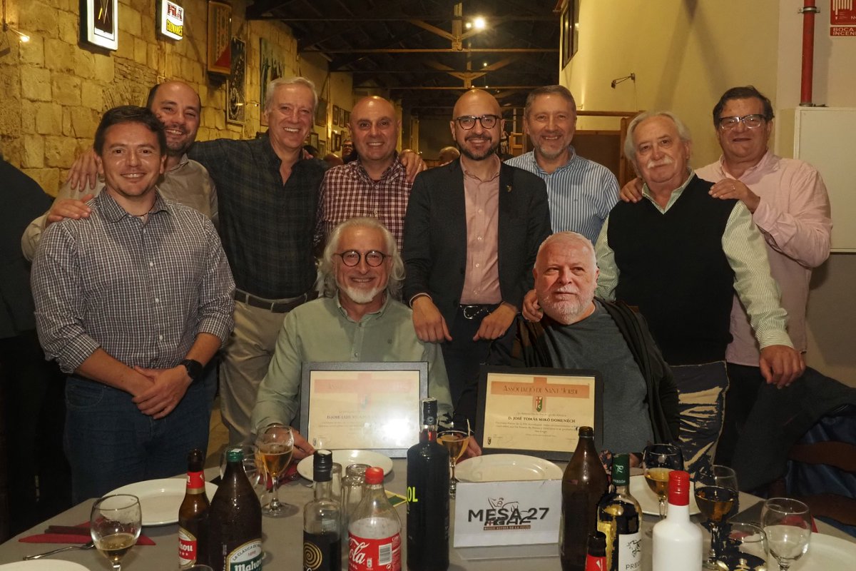 Anit es va celebrar a la Filà Gusmans el Sopar del Veterà Fester. Per la Fila Alcodians Alcoi es va homenatjar als nostres companys José Luis Vilaplana i José Tomás Miró. Enhorabona.