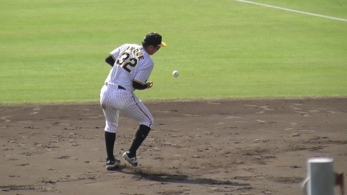 pro_baseballch's tweet photo. 【気になる一塁の守備力】外野手の井上広大が本格的にファーストの守備練習！【阪神秋季キャンプ】 https://t.co/IJW0JAVdUc @YouTubeより

#井上広大
#ファースト
#一塁手
#守備
#阪神タイガース
#tigers
#hanshin https://t.co/1R50hRq6Yt