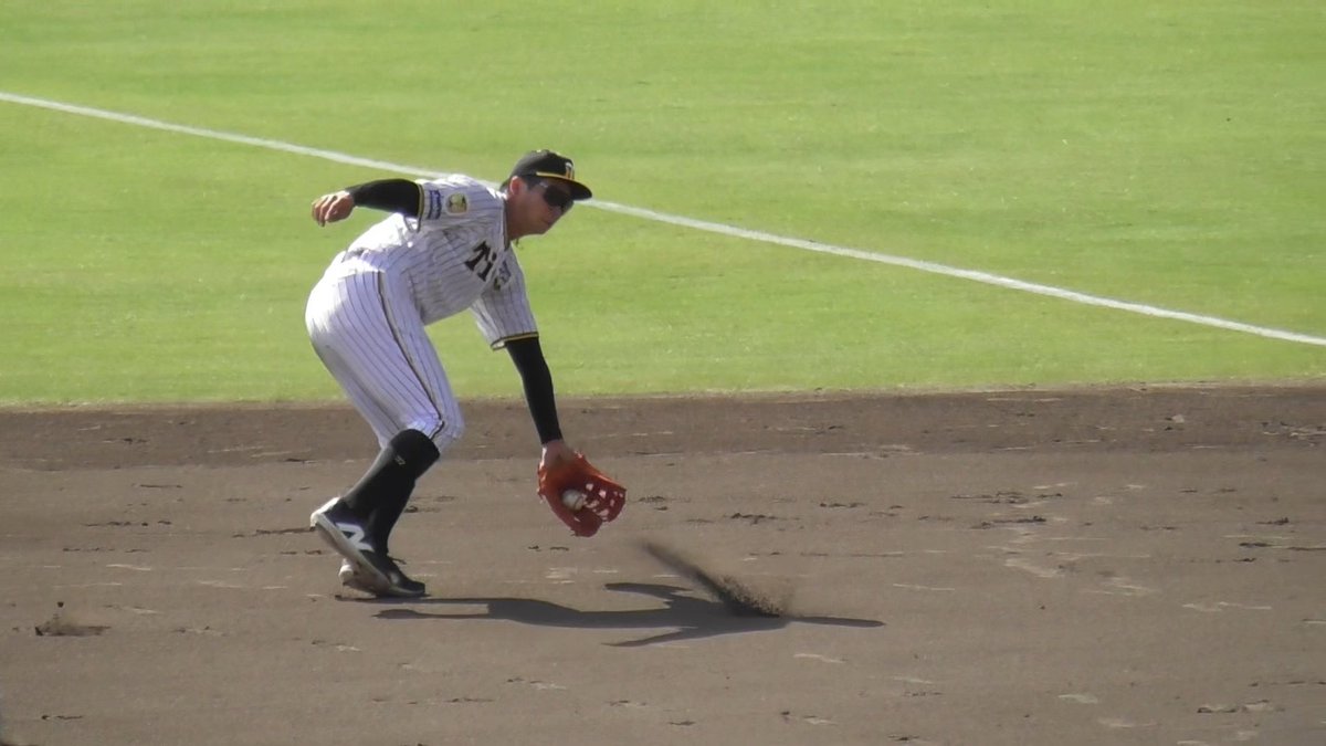 pro_baseballch's tweet photo. 【気になる一塁の守備力】外野手の井上広大が本格的にファーストの守備練習！【阪神秋季キャンプ】 https://t.co/IJW0JAVdUc @YouTubeより

#井上広大
#ファースト
#一塁手
#守備
#阪神タイガース
#tigers
#hanshin https://t.co/1R50hRq6Yt