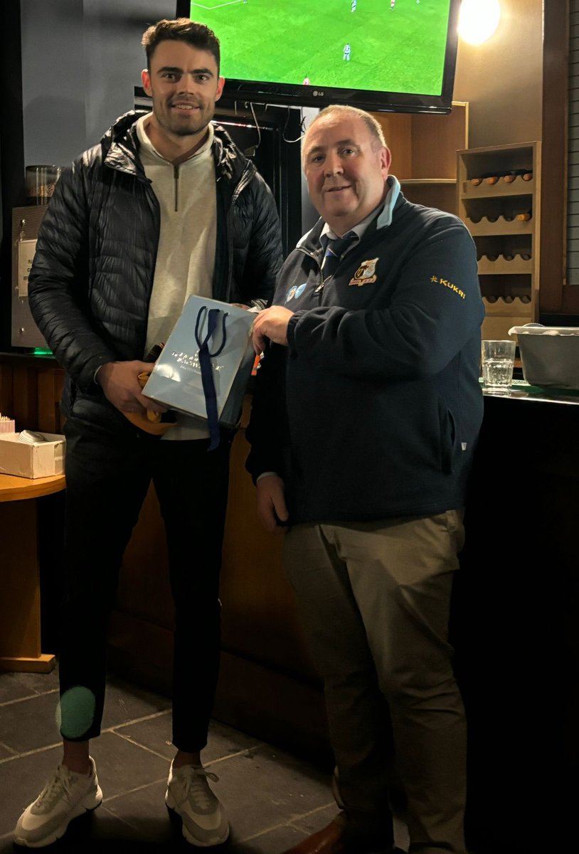 Slane_Road_Bohs's tweet photo. Delighted to welcome a special guest in @Navanrfc last night, @HawthornFC AFL star Conor Nash along with his family. Conor played mini, youth & U20 with our club & also played with our neighbours @simonstowngaels
Absolute gentleman and a Navan legend.
#navan100
#navantothecore https://t.co/vyNHpYp6kU