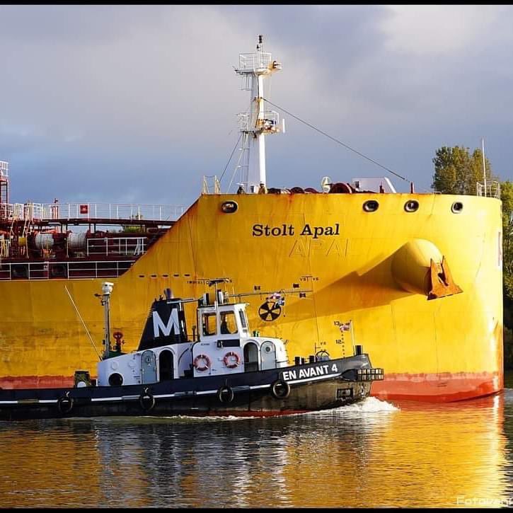 𝗠𝘂𝗹𝗹𝗲𝗿 𝘁𝘂𝗴𝘀 𝗶𝗻 𝗮𝗰𝘁𝗶𝗼𝗻 💪
Our tugboats in action during harbour assisting of tanker 'Stolt Apal' towards Dordrecht!

Which two Muller tugs you recognize?

#tugs #harbour