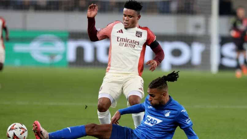 SocialGones's tweet photo. [Après #HOFOL] Dans Le Progrès ⤵️

« Comme en 2018 en Ligue des champions (3-3), l’@OL de 2024 a connu dans ce stade d’Hoffenheim [...] la même conclusion frustrante en passant à côté d’une victoire qui lui tendait les bras et lui aurait ouvert une voie royale en Ligue Europa [...]

Dans ce match à plusieurs temps, l’OL a aussi des raisons de s’en vouloir. Sa première période a été trop faible, avec une équipe complètement remodelée, gardien compris. [...]

Ce turnover d’une ampleur jamais vue, et avec une organisation en 3-4-3, était audacieux mais justifié selon [Pierre #Sage]. [...]

Au lieu d’assurer quasiment sa qualification via les barrages, l’OL doit se contenter d’un petit pas de plus. »

#TeamOL