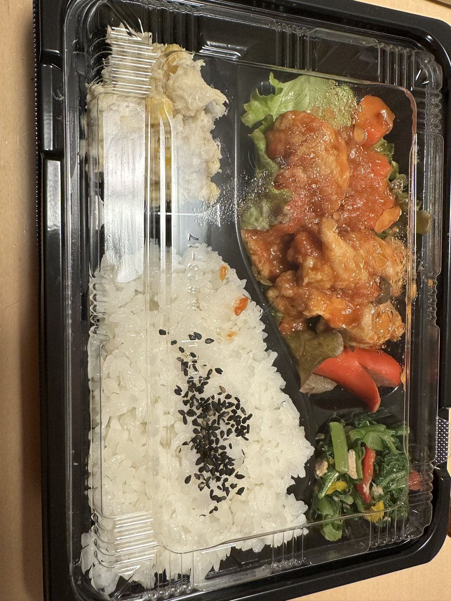 ファミサポの人が地域なんとかで毎週金曜日はお弁当100円なんで良かったら食べてってくれた

安いし美味しそうだから買うわ〜100円💯