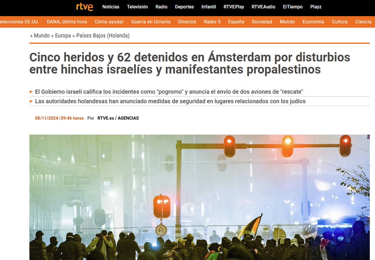 ACOM_es's tweet photo. La @rtve, la que pagamos todos, se une a la desinformación llamando "disturbios entre hinchas" a la caza salvaje de judíos que se vivió en Amsterdam. 🤢
El gobierno de Israel lo ha calificado de pogromo porque lo fue. Juzgad vosotros mismos:
- Los seguidores israelíes fueron emboscados - Varios están desaparecidos 
- La gente fue arrojada al río. 
- Varios incidentes de personas atropelladas por vehículos 
- Los atacantes tenían cuchillos y bates de béisbol. 
- Pasaportes robados y publicados en internet 
- Familias con niños fueron atacadas por turbas 
- Las mujeres fueron golpeadas 
- Varios hombres fueron golpeados hasta quedar inconscientes 
- Las autoridades locales perdieron el control de la ciudad 
- Los inmigrantes musulmanes irrumpieron en hoteles, lanzaron artefactos incendiarios a través de las ventanas y quemaron banderas israelíes.