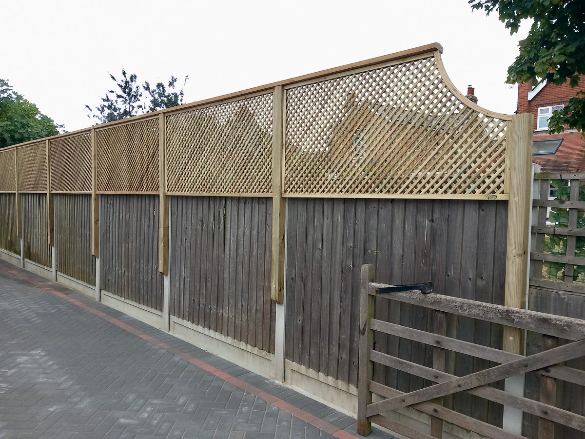 One of our best-selling products is Diagonal Privacy Trellis. In this project, it is fixed onto the customers’ existing concrete posts and finished with top capping and a Corner Arch Panel. #Trellis #Fencing