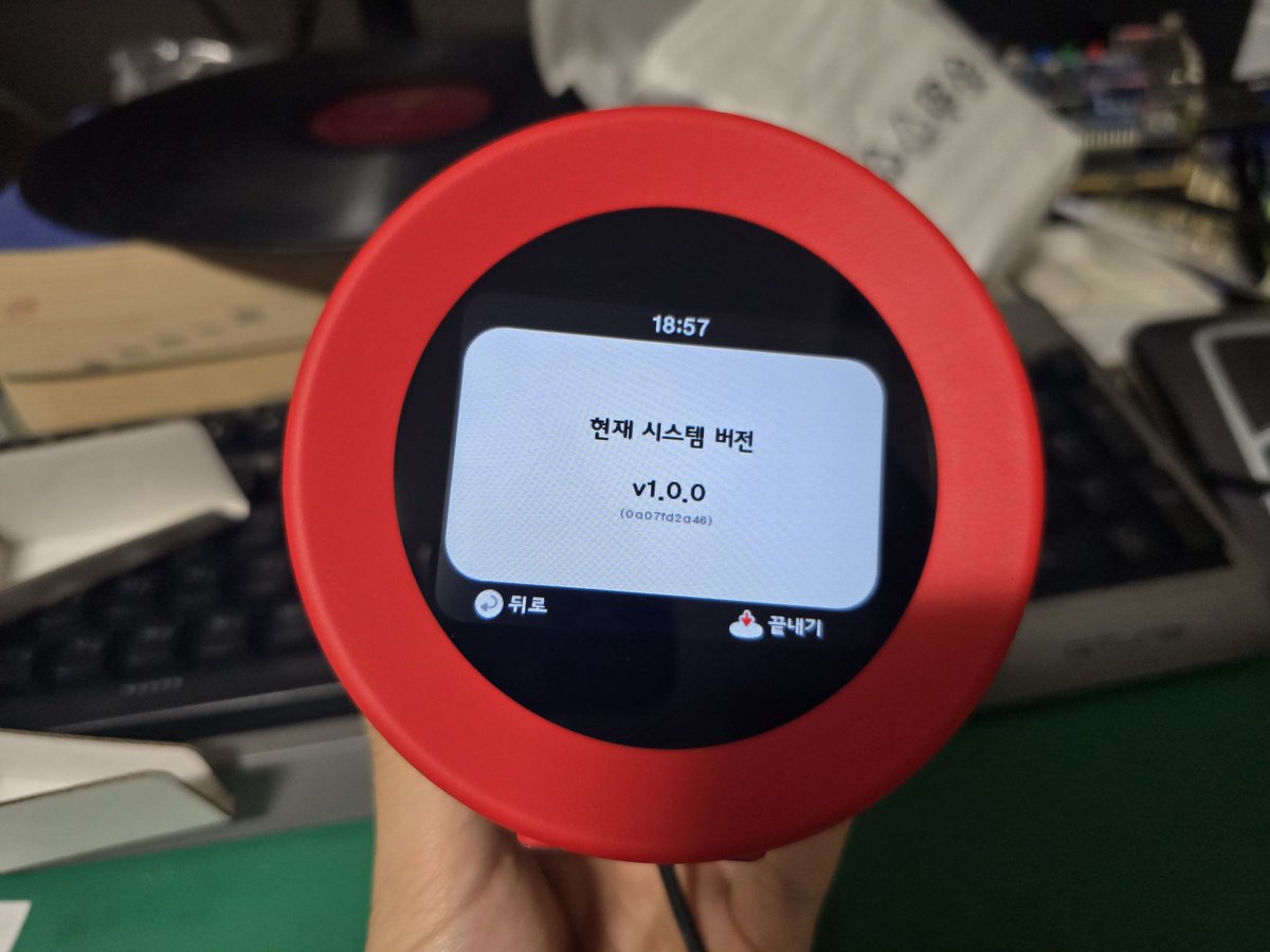 RCAVictorCo's tweet photo. 닌텐도 알라모 정발판 왔징어

26년동안 침대를 안 써서 쓸데는 없고 해킹해보려고 샀는데 유감스럽게도 발매된 날 다 뚫려서 지금은 둠 돌아간다리

내부 에셋 AES-128-CTR암호화키도 브루트포스로 털려서 공개됐는데, 닌텐도가 코드 대충짜고 STM32H7에도 보안 취약점이 있어서 금방 털렸다리 https://t.co/iF8gbxojUc