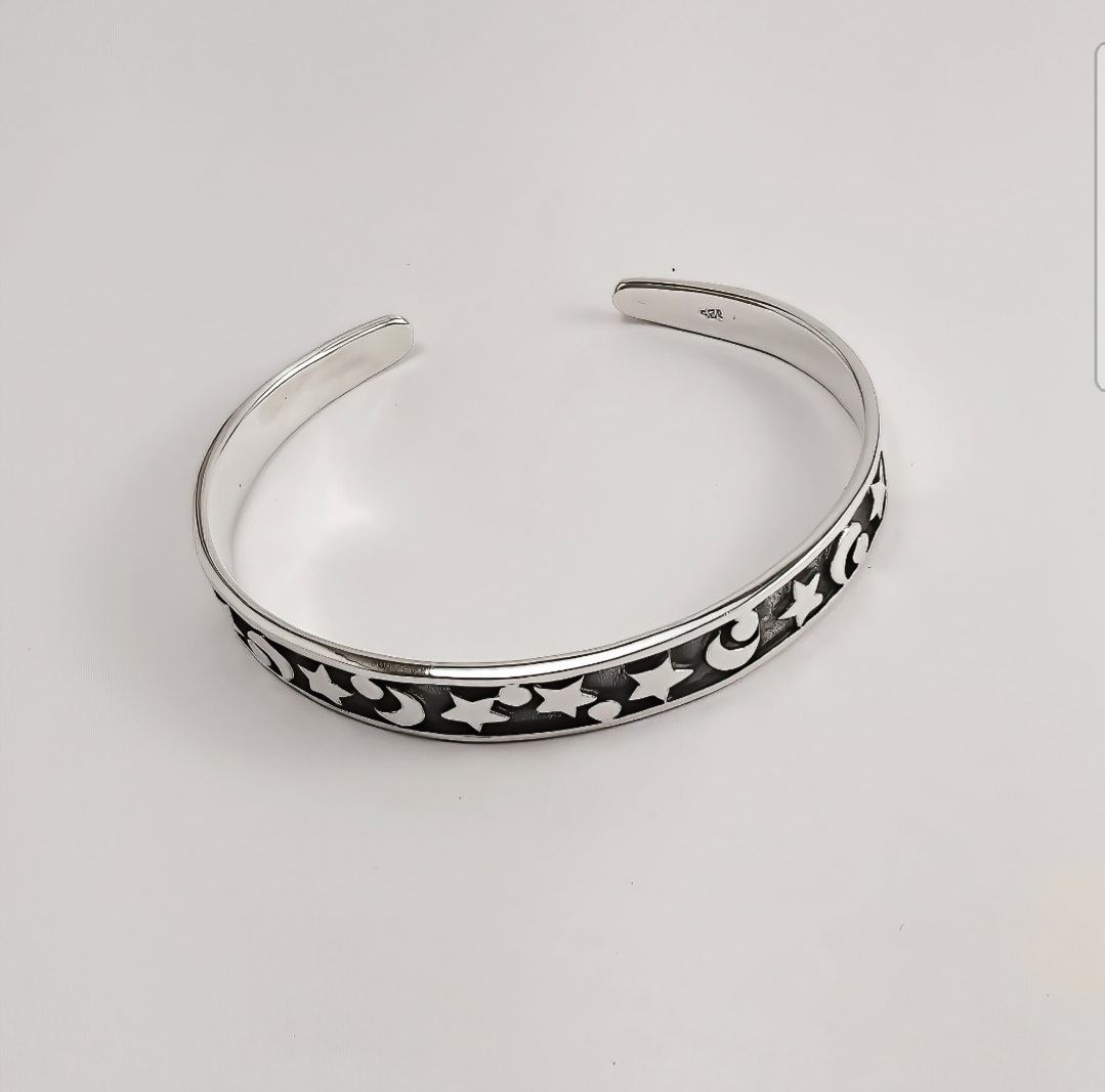 SilverLadyGB's tweet photo. Good Morning to all our lovely customers , 
To reflect this time of year I have selected a few items that may interest you ,
A celestial cuff bracelet and Necklace and a Tree of Life Necklace and Bracelet too ! All in brightly polished 925 Sterling Silver ! 
Kind regards
Jane https://t.co/6Pt0MAau9A