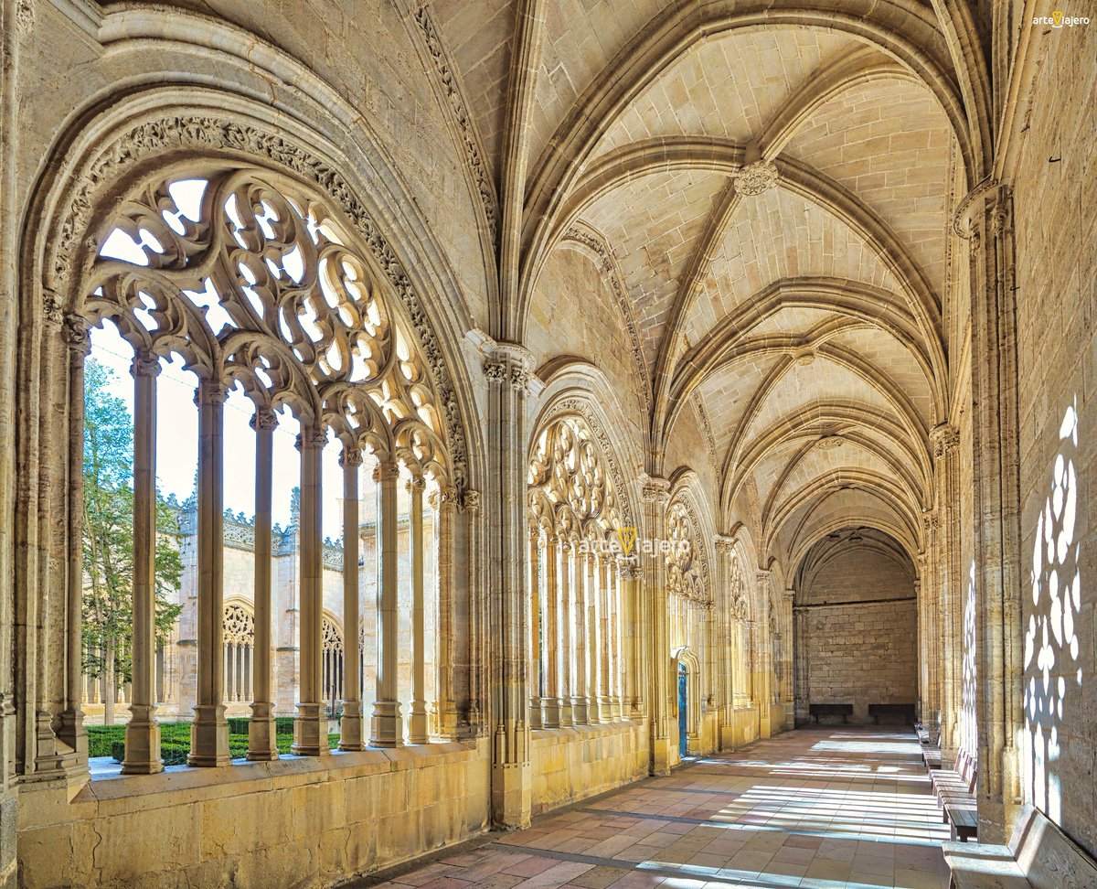 El magnífico Claustro de la Catedral de Segovia, interesante ejemplo de gótico tardío, construido en el S. XV
#FelizViernes #BuenosDias #photography
