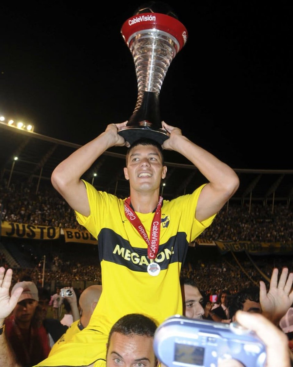 CanalCabj's tweet photo. Feliz Cumpleaños @sebabattaglia5 en Boca ganó 17 títulos como jugador (4 #Libertadores y 🏆 2 #Intercontinentales) y 3 títulos como DT Copa Argentina 2020, Copa de la Liga 2022 y Torneo de la Liga 2022).
El más ganador de la Historia 🙌🏻💙💛 #GraciasBattaglia #BocaJuniors https://t.co/hxrvntyiUw