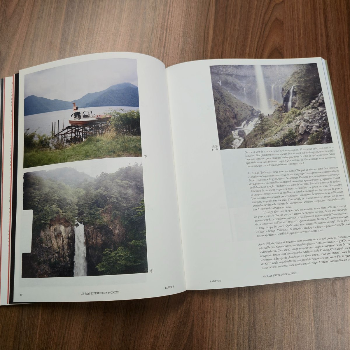 [Focus catalogue]

La 3e partie de l'expo et de son catalogue est consacrée au Japon, l'un des premiers pays visités par Kahn et largement représenté dans ses Archives de la Planète.

Adrien Genoudet y relate son voyage dans l'archipel en 2022, sur les pas d'Albert Kahn.